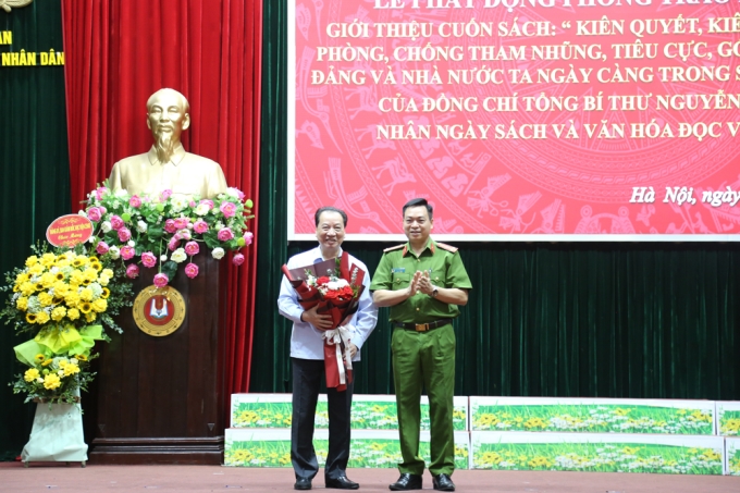 Đại tá, TS Nguyễn Đăng Sáu, Phó Giám đốc Học viện cảm ơn đồng chí GS. TS Phùng Hữu Phú
