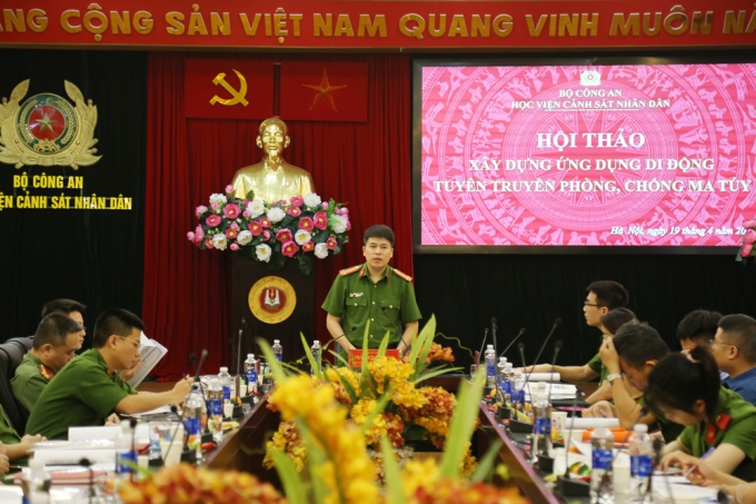 Đại tá, PGS. TS Trần Hồng Quang, Phó Giám đốc Học viện điều hành tham luận  tại Hội thảo