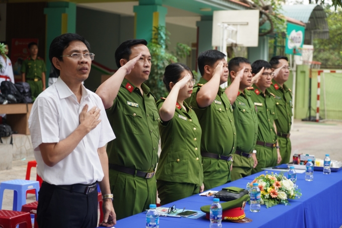 Đồng chí Tạ Như Việt - Hiệu trưởng trường Tiểu học Lê Quý Đôn tham dự buổi tuyên truyền