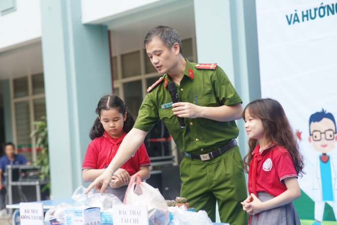 Khoa Cảnh sát môi trường hướng dẫn kỹ năng phân loại rác cho các em học sinh trường Tiểu học Lê Quý Đôn