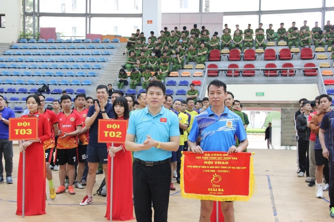 Đại tá, PGS. TS Trần Hồng Quang, Phó Giám đốc Học viện trao giải Ba toàn đoàn môn bóng bàn cho đội tuyển Trường Cao đẳng CSND I