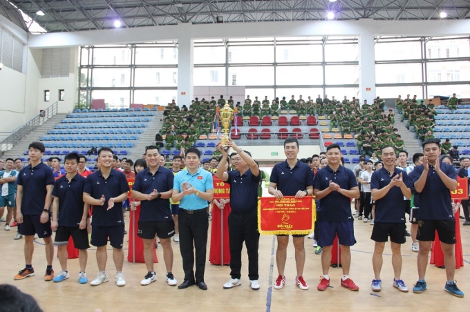 Đại tá, PGS. TS Trần Hồng Quang, Phó Giám đốc Học viện trao giải Nhất toàn đoàn môn bóng bàn cho đội tuyển Học viện CSND