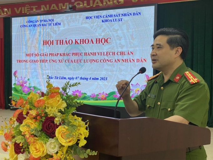 Đại tá Lê Đức Hùng, Bí thư Đảng ủy, Trưởng CAQ Bắc Từ Liêm phát biểu đề dẫn hội thảo