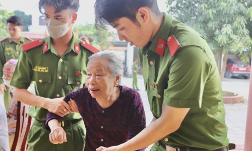 Học viện CSND phối hợp khám bệnh miễn phí và tặng quà người dân Nam Đàn