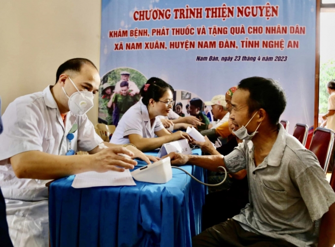 Các bác sĩ của Bệnh viện Hữu nghị Việt Đức khám bệnh cho bà con nhân dân.