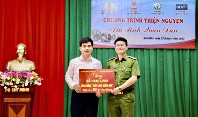 Đại diện Học viện CSND trao tặng công trình &quot;Thắp sáng đường quê&quot; cho UBND xã Nam Xuân, huyện Nam Đàn.