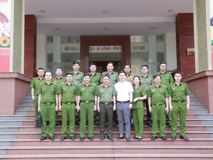 Đại biểu Công an tỉnh Hà Tĩnh và Nghiên cứu sinh khóa 27 chụp hình lưu niệm