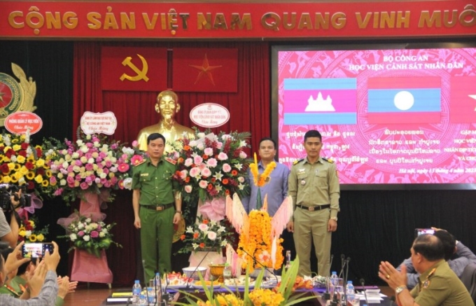 Thiếu tướng, GS. TS Nguyễn Đắc Hoan tặng hoa chúc mừng học viên Lào, Campuchia đang nghiên cứu, học tập tại học viện