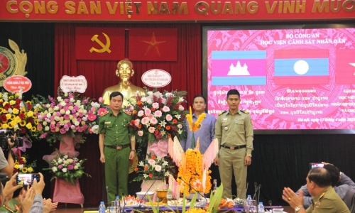 Gặp mặt, chúc mừng học viên Lào, Campuchia nhân dịp Tết cổ truyền Bunpimay và Chol Chanam Thamay