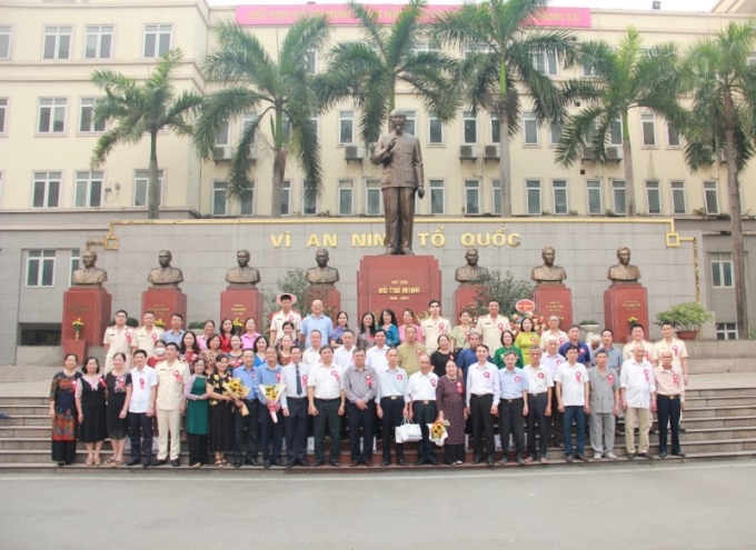 Các đại biểu khách mời chụp ảnh lưu niệm tại Tượng đài Chủ tịch Hồ Chí Minh và các đồng chí cố Bộ trưởng Bộ Công an qua các thời kỳ
