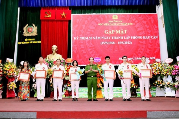 Đại tá, PGS. TS Trần Quang Huyên trao tặng Bằng khen của Bộ Công an cho tập thể, cán bộ phòng Hậu cần vì đạt thành tích xuất sắc trong công tác hậu cần, kỹ thuật, góp phần bảo vệ ANQG và đảm bảo TTATXH