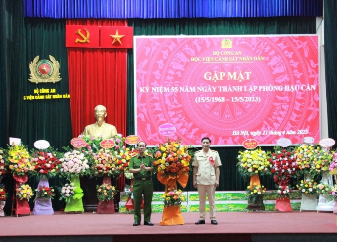 Đại tá, PGS. TS Trần Quang Huyên, Phó Giám đốc Học viện tặng hoa chúc mừng đơn vị