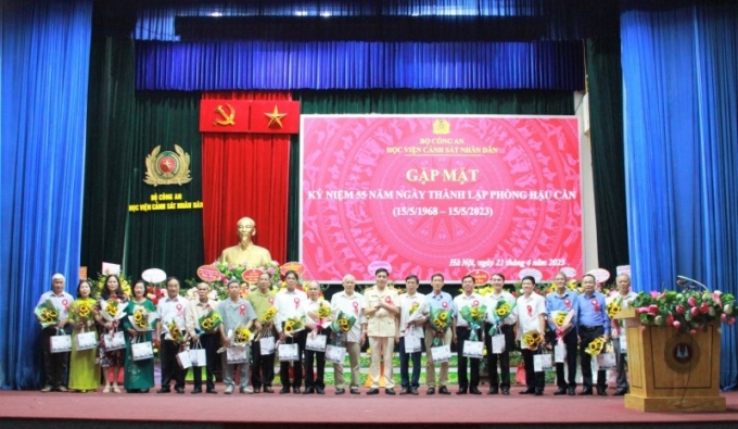 Đại tá, PGS. TS Trần Quang Huyên và Thượng tá Đinh Văn Nam tặng hoa tri ân các đồng chí nguyên là lãnh đạo nhà trường, lãnh đạo và cán bộ Phòng Hậu cần qua các thời kỳ