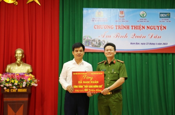 Thiếu tá Nguyễn Đắc Lý, Phó Trưởng phòng CTĐ&amp;CTCT - đại diện Đoàn tình nguyện trao tặng công trình “Thắp sáng đường quê”