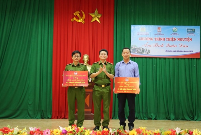 Đại diện Học viện CSND trao tặng 02 bộ máy tính cho UBND xã và Công an xã Nam Xuân