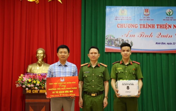 Thượng tá Đinh Quang Hà, Phó Trưởng Khoa LLCT&amp;KHXHNV, Phó Trưởng ban thường trực, Ban Chỉ đạo chương trình thực hành chính trị - xã hội đại diện trao quà cho các em học sinh