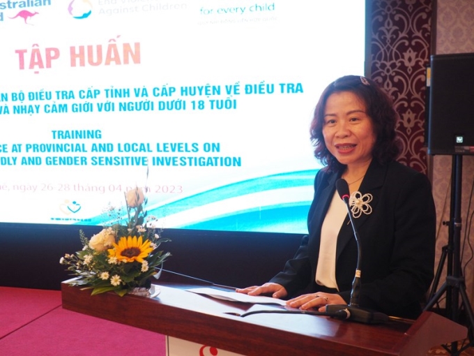 Bà Nguyễn Thanh Trúc - Chuyên gia bảo vệ trẻ em UNICEF tại Việt Nam chia sẻ thông tin về khóa tập huấn