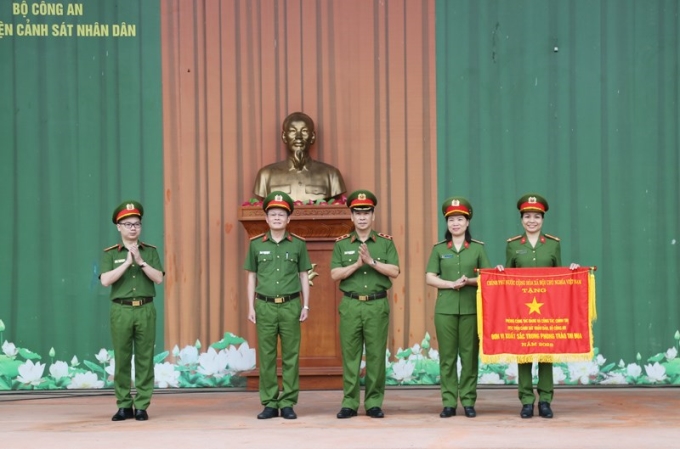 Trung tướng, GS.TS Trần Minh Hưởng, Giám đốc Học viện trao Cờ thi đua của Chính phủ cho tập thể lãnh đạo Phòng Công tác đảng và công tác chính trị