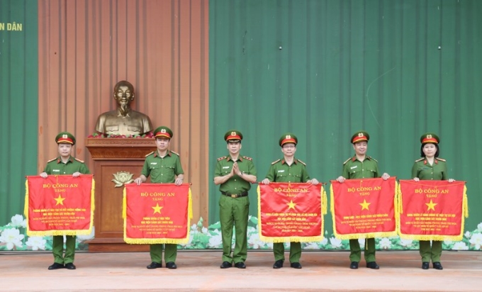 Trung tướng, GS.TS Trần Minh Hưởng, Giám đốc Học viện trao Cờ thi đua của Bộ Công an cho 05 tập thể thuộc Học viện