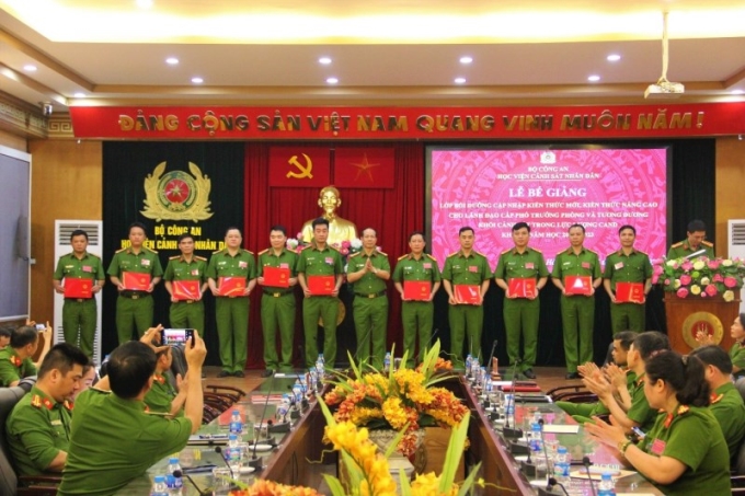 Đại tá, PGS. TS Trần Quang Huyên, Phó Giám đốc Học viện trao chứng chỉ hoàn thành lớp bồi dưỡng cho các học viên