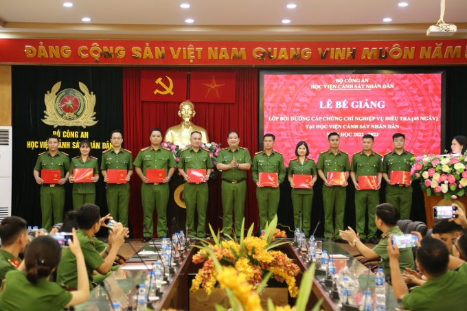 Thiếu tướng, TS Chử Văn Dũng, Phó Giám đốc Học viện trao chứng chỉ hoàn thành lớp học cho các học viên