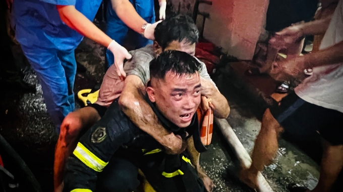 Chiến sĩ cảnh sát phòng cháy, chữa cháy cứu người trong hỏa hoạn_Nguồn: thanhnien.vn