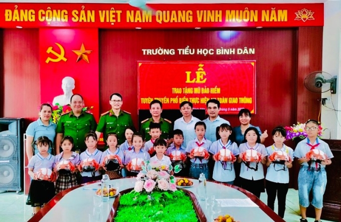 Đại diện Đoàn công tác trao tặng phần quà cho trường Tiểu học xã Bình Dân huyện Kim Thành, tỉnh Hải Dương