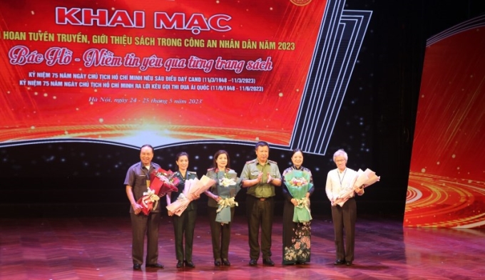 Thiếu tướng, NSND Nguyễn Công Bẩy, Phó Cục trưởng Cục Công tác Đảng và công tác chính trị tặng hoa Hội đồng giám khảo.