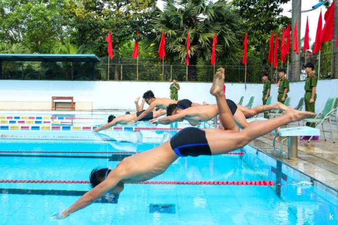 Các học viên sôi nổi tham gia tranh tài tại các nội dung bơi trong Hội thi