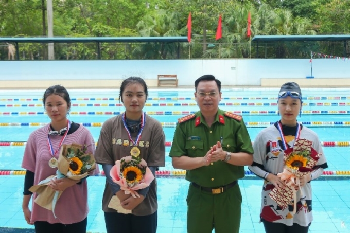 Đại tá, TS Nguyễn Đăng Sáu, Phó Giám đốc Học viện trao huy chương cho các vận động viên đạt giải trong Hội thi.