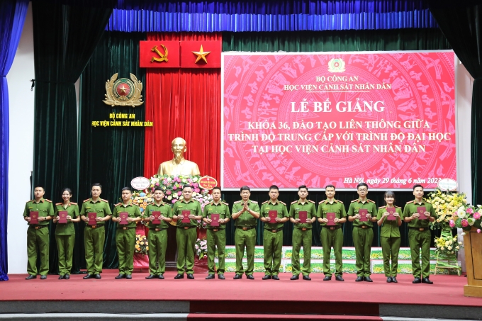 Trung tướng, GS. TS Trần Minh Hưởng, Giám đốc Học viện trao bằng tốt nghiệp cho các học viên khóa học