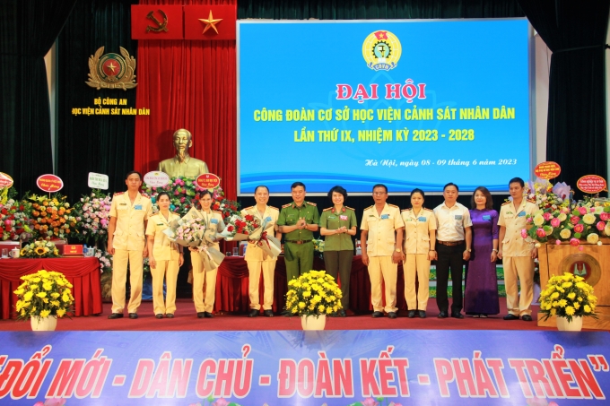 hiếu tướng Nguyễn Đắc Hoan, Phó Giám đốc Học viện và Thượng tá Công Thanh Thảo, Trưởng ban Công đoàn CAND tặng hoa chúc mừng các đồng chí trúng cử BCH Công đoàn Học viện khóa 9