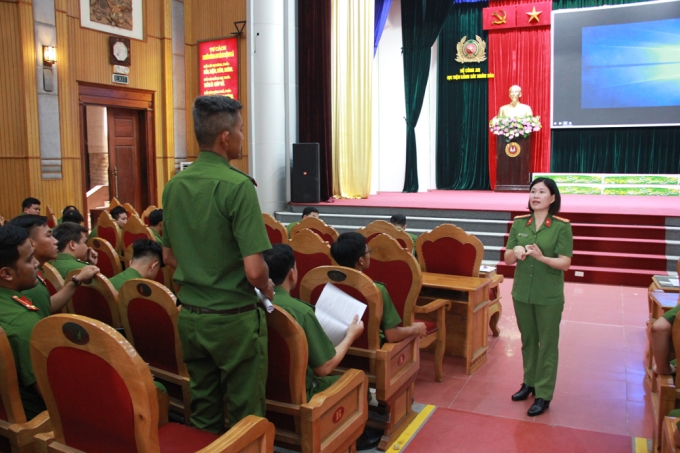 Đại tá Nguyễn Thị Hoan - Trưởng khoa QLHC về TTXH giảng dạy tại lớp bồi dưỡng