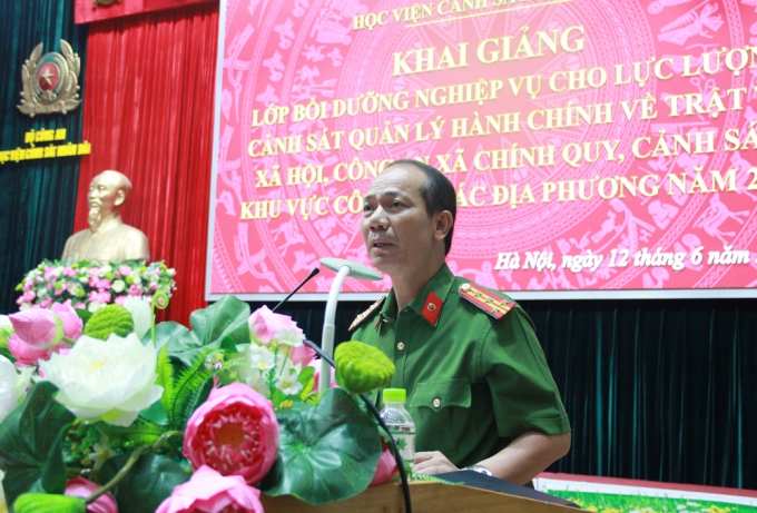 Đại tá, PGS. TS Trần Quang Huyên, Phó Giám đốc Học viện phát biểu chỉ đạo tại Lễ khai giảng lớp bồi dưỡng