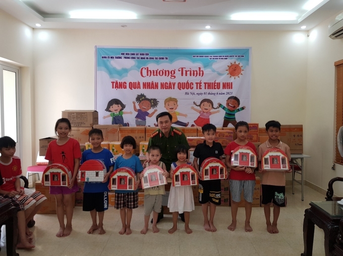 Học viện CSND trao quà cho các cháu thiếu nhi tại Trung tâm Bảo trợ xã hội 1 Hà Nội