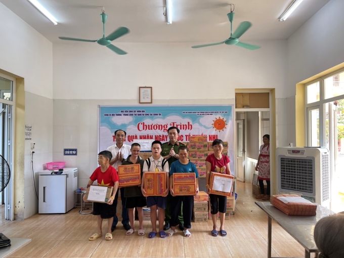 Học viện CSND trao quà cho các cháu thiếu nhi tại Trung tâm Bảo trợ xã hội 2 Hà Nội