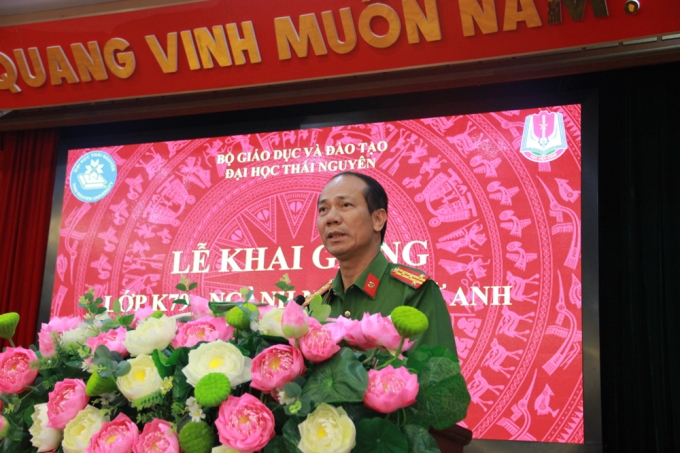 Đại tá, PGS. TS Trần Quang Huyên, Phó Giám đốc Học viện phát biểu tại buổi lễ