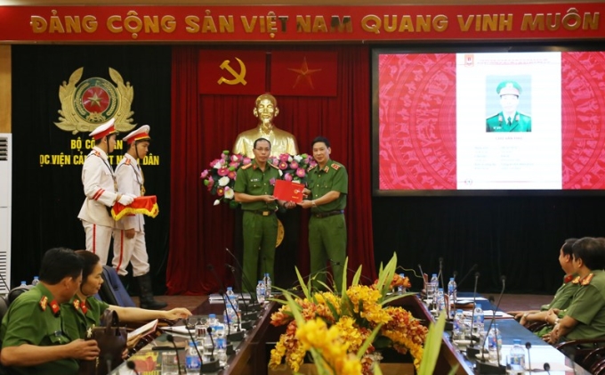 Trung tướng, GS. TS Trần Minh Hưởng, Giám đốc Học viện trao Chứng chỉ hoàn thành lớp bồi dưỡng cho các học viên