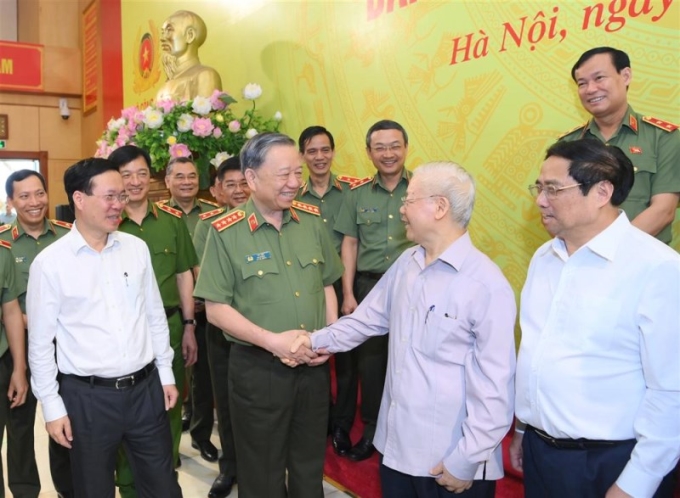 Tổng Bí thư Nguyễn Phú Trọng cùng các đại biểu trao đổi bên lề Hội nghị.