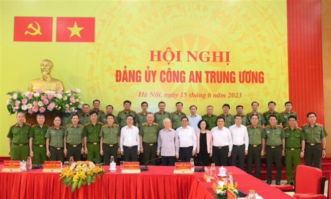 Tổng Bí thư Nguyễn Phú Trọng cùng các đại biểu tham dự Hội nghị chụp ảnh lưu niệm.