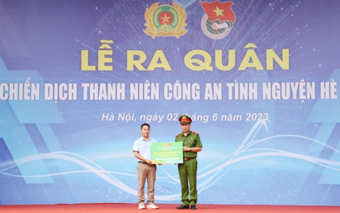 Thiếu tướng Nguyễn Đắc Hoan trao kinh phí hỗ trợ xây dựng tại điểm trường Tiểu học và THCS Đá Đỏ, tỉnh Sơn La