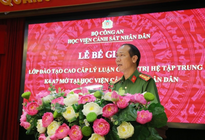 Đại tá, PGS.TS Trần Quang Huyên, Phó Giám đốc Học viện tuyên bố bế giảng khóa học