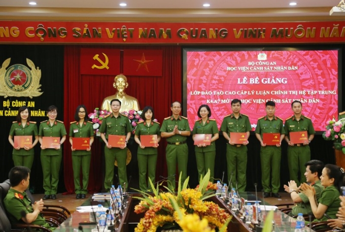 Đại tá, PGS.TS Trần Quang Huyên, Phó Giám đốc Học viện trao bằng tốt nghiệp cho các học viên