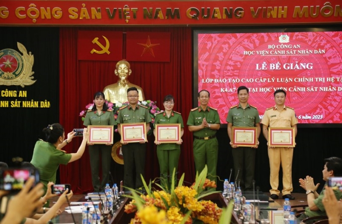 Đại tá, PGS.TS Trần Quang Huyên trao Giấy khen của Giám đốc Học viện cho các học viên có thành tích cao trong học tập, rèn luyện