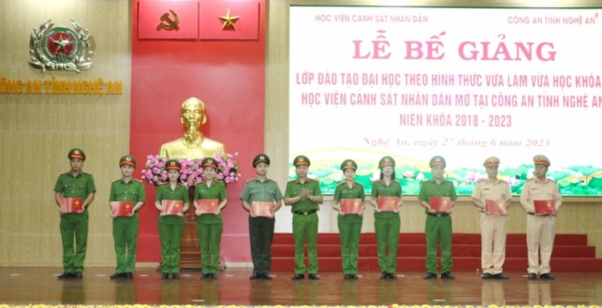 Đại tá, TS Nguyễn Đăng Sáu, Phó Giám đốc Học viện CSND trao bằng tốt nghiệp cho các học viên