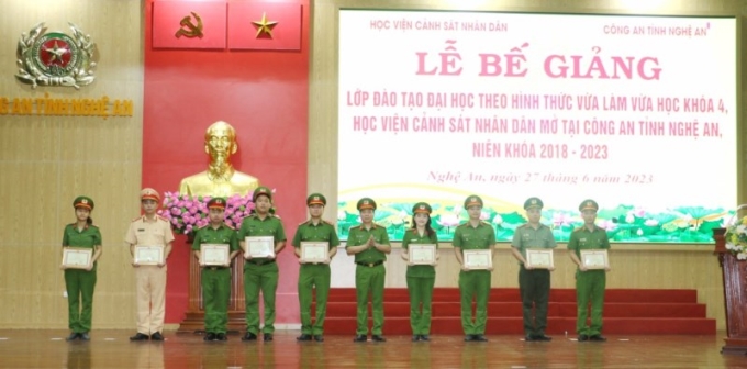 Đại tá, TS Nguyễn Đăng Sáu, Phó Giám đốc Học viện trao Giấy khen cho các học viên có thành tích xuất sắc trong nhiệm vụ học tập, rèn luyện, quản lý, xây dựng trường học