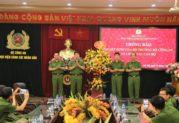 Tập thể Ban Giám đốc Học viện CSND tặng hoa chúc mừng Đại tá, PGS. TS Trần Hồng Quang