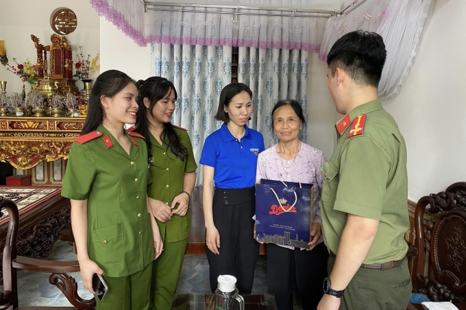 Đoàn viên thanh niên Học viện CSND cùng các cơ quan, tổ chức chính trị xã hội quận Bắc Từ Liêm thăm hỏi, tặng quà cho các mẹ Việt Nam anh hùng, cựu thanh niên xung phong, cán bộ, chiến sĩ công an có hoàn cảnh khó khăn tại địa phương