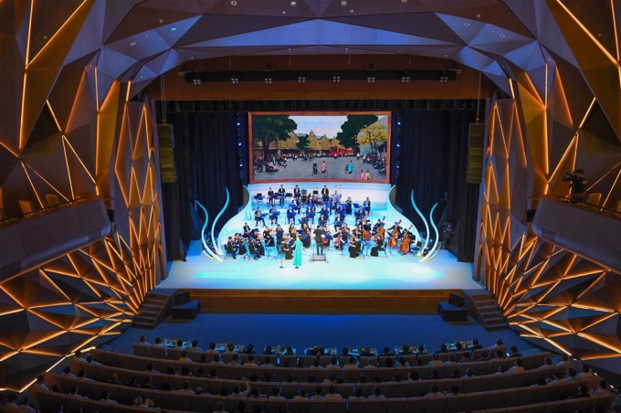 Chương trình nghệ thuật đặc sắc do Nhà hát Ca múa nhạc CAND, Dàn nhạc giao hưởng Mặt trời cùng các nghệ sĩ Nhà hát Opera Hoàng gia Versailles của Pháp biểu diễn
