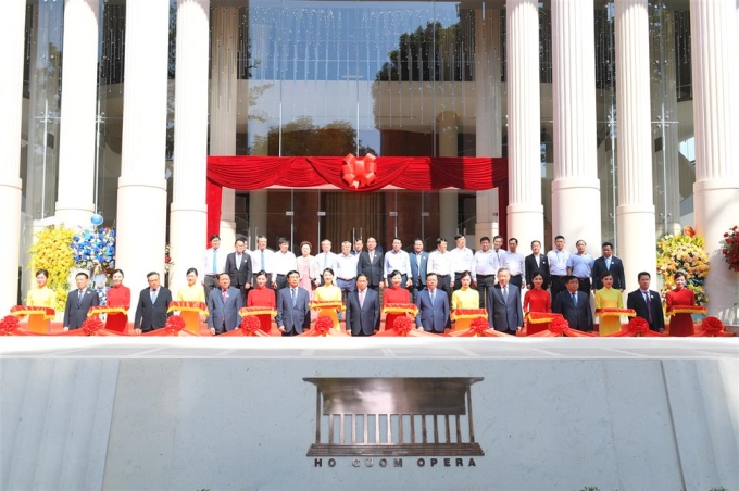 Thủ tướng Chính phủ Phạm Minh Chính, Bộ trưởng Tô Lâm, Bí thư Thành ủy Hà Nội Đinh Tiến Dũng cùng một số lãnh đạo các bộ cắt băng khánh thành Nhà hát Hồ Gươm.